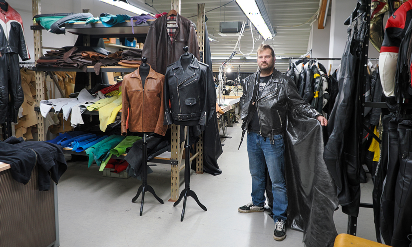 ALNE hot-rod-leathers Designer, Schneider, Bekleidungstechniker und Geschäftsführer Xander Nebel in Rocker Lederjacke